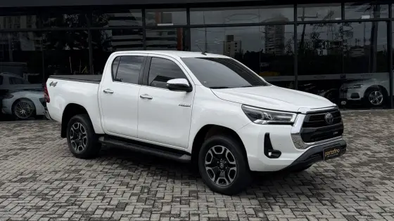 TOYOTA HILUX 2.8 D-4D TURBO DIESEL CD SRX 4X4 AUTOMÁTICO
