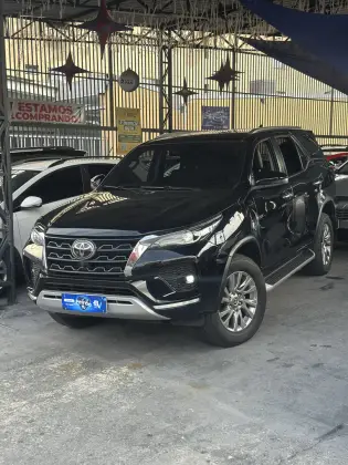 TOYOTA HILUX SW4 2.8 D-4D TURBO DIESEL SRX 7L 4X4 AUTOMÁTICO