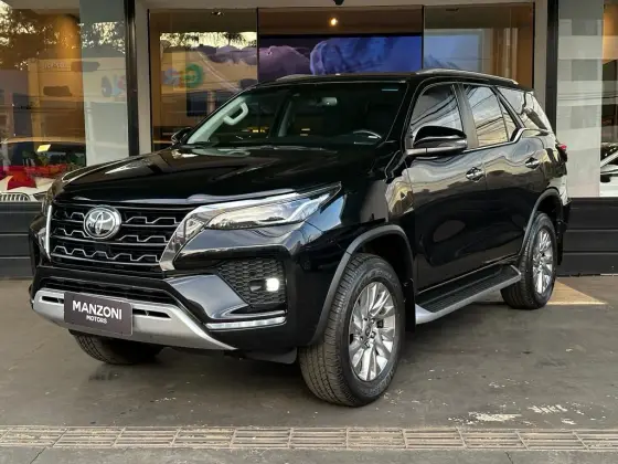 TOYOTA HILUX SW4 2.8 D-4D TURBO DIESEL SRX 7L 4X4 AUTOMÁTICO TOYOTA HILUX SW4 2.8 D-4D TURBO DIESEL SRX 7L 4X4 AUTOMÁTICO