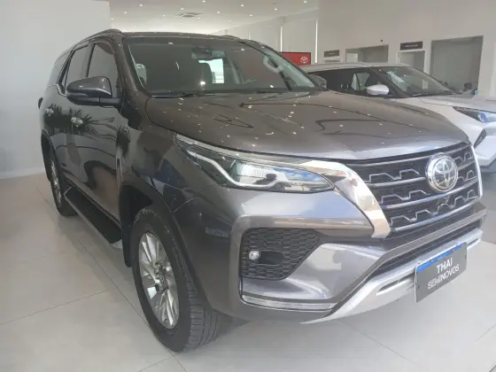 TOYOTA HILUX SW4 2.8 D-4D TURBO DIESEL SRX 7L 4X4 AUTOMÁTICO TOYOTA HILUX SW4 2.8 D-4D TURBO DIESEL SRX 7L 4X4 AUTOMÁTICO
