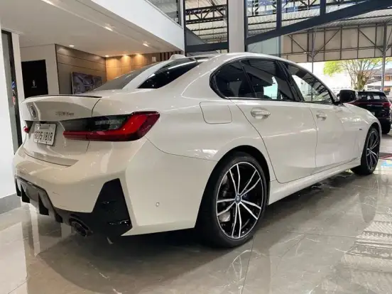 BMW-330e-2023