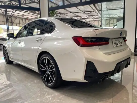 BMW-330e-2023