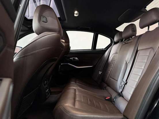 BMW-320i-2019