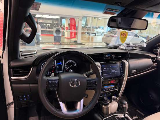 TOYOTA-HILUX SW4-2023