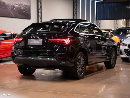 AUDI-Q3-2023