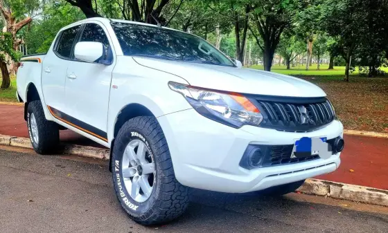 MITSUBISHI L200 TRITON 2.4 16V TURBO DIESEL GL CD 4X4 MANUAL MITSUBISHI L200 TRITON 2.4 16V TURBO DIESEL GL CD 4X4 MANUAL