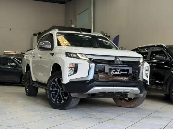 MITSUBISHI L200 TRITON 2.4 16V TURBO DIESEL SPORT HPE-S CD 4P 4X4 AUTOMÁTICO