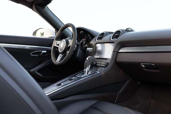 PORSCHE-718-2023