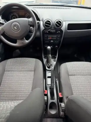 RENAULT-SANDERO-2012