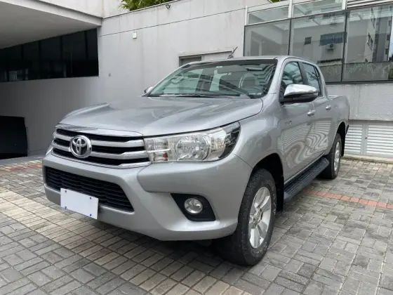 TOYOTA HILUX 2.8 SRX 4X4 CD 16V DIESEL 4P AUTOMÁTICO TOYOTA HILUX 2.8 SRX 4X4 CD 16V DIESEL 4P AUTOMÁTICO
