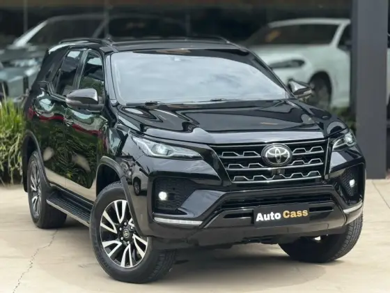 TOYOTA HILUX SW4 2.8 D-4D TURBO DIESEL SRX 7L 4X4 AUTOMÁTICO