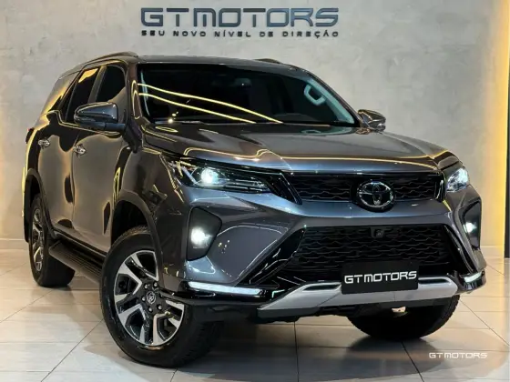 TOYOTA HILUX SW4 2.8 D-4D TURBO DIESEL SRX PLATINUM 7L 4X4 AUTOMÁTICO
