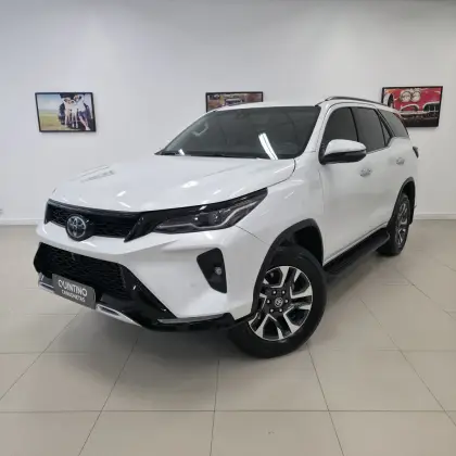 TOYOTA HILUX SW4 2.8 D-4D TURBO DIESEL SRX PLATINUM 7L 4X4 AUTOMÁTICO