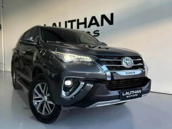 TOYOTA HILUX SW4 2.8 SRX 4X4 7 LUGARES 16V TURBO INTERCOOLER DIESEL 4P AUTOMÁTICO