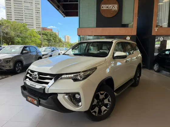 TOYOTA HILUX SW4 2.8 SRX DIAMOND 4X4 7 LUGARES 16V TURBO INTERCOOLER DIESEL 4P AUTOMÁTICO