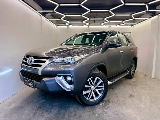 TOYOTA HILUX SW4 2.8 SRX 4X4 7 LUGARES 16V TURBO INTERCOOLER DIESEL 4P AUTOMÁTICO