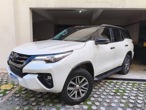 TOYOTA HILUX SW4 2.8 SRX 4X4 7 LUGARES 16V TURBO INTERCOOLER DIESEL 4P AUTOMÁTICO