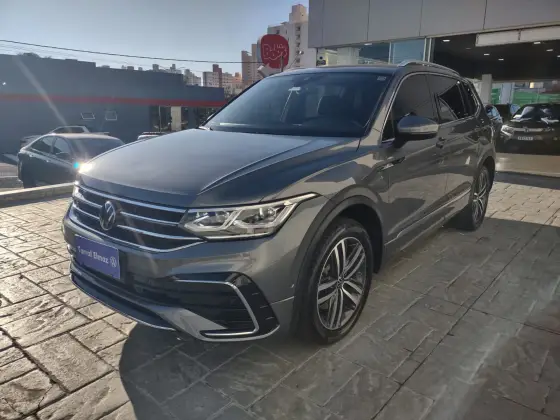 VOLKSWAGEN TIGUAN 2.0 300 TSI GASOLINA ALLSPACE R-LINE AUTOMÁTICO VOLKSWAGEN TIGUAN 2.0 300 TSI GASOLINA ALLSPACE R-LINE AUTOMÁTICO
