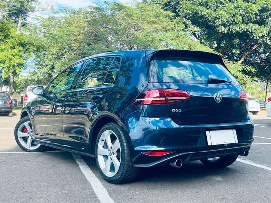 VOLKSWAGEN-GOLF-2015