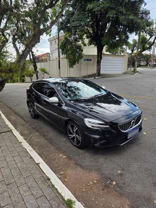 VOLVO-V40-2018