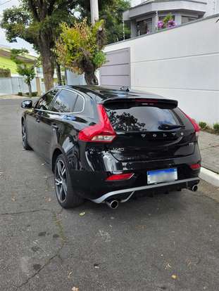 VOLVO-V40-2018