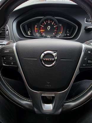 VOLVO-V40-2018
