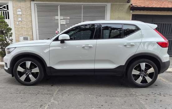 VOLVO-XC40-2018