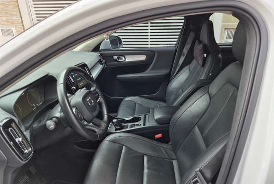 VOLVO-XC40-2018