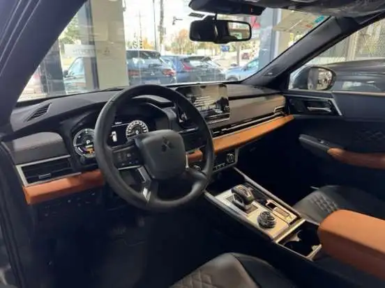 MITSUBISHI-OUTLANDER-2025