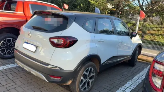 RENAULT CAPTUR 1.6 16V SCE FLEX BOSE X-TRONIC RENAULT CAPTUR 1.6 16V SCE FLEX BOSE X-TRONIC