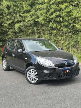 RENAULT-SANDERO-2012