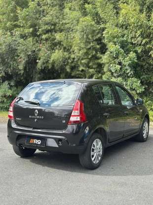 RENAULT-SANDERO-2012