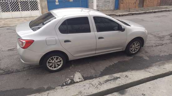 RENAULT-LOGAN-2019
