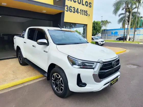 TOYOTA HILUX 2.8 D-4D TURBO DIESEL CD SRX 4X4 AUTOMÁTICO TOYOTA HILUX 2.8 D-4D TURBO DIESEL CD SRX 4X4 AUTOMÁTICO