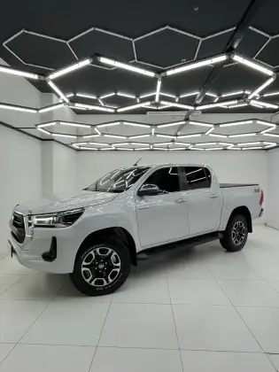 TOYOTA HILUX 2.8 D-4D TURBO DIESEL CD SRX 4X4 AUTOMÁTICO TOYOTA HILUX 2.8 D-4D TURBO DIESEL CD SRX 4X4 AUTOMÁTICO