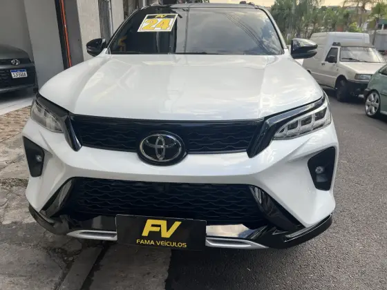 TOYOTA HILUX SW4 2.8 D-4D TURBO DIESEL DIAMOND 7L 4X4 AUTOMÁTICO