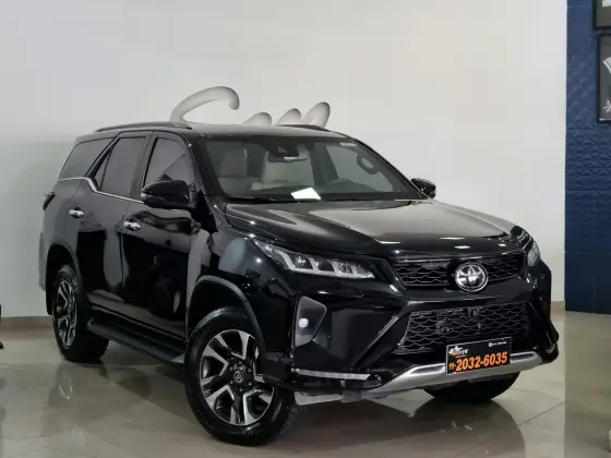 TOYOTA HILUX SW4 2.8 D-4D TURBO DIESEL DIAMOND 7L 4X4 AUTOMÁTICO