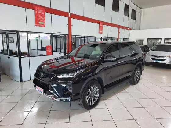 TOYOTA HILUX SW4 2.8 D-4D TURBO DIESEL DIAMOND 7L 4X4 AUTOMÁTICO