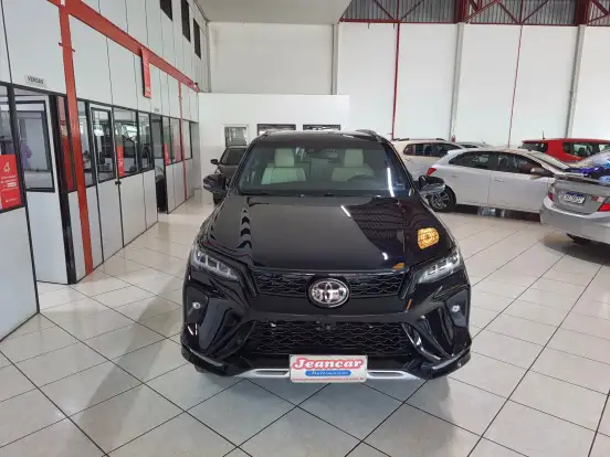 TOYOTA-HILUX SW4-2.8 D-4D TURBO DIESEL DIAMOND 7L 4X4 AUTOMÁTICO TOYOTA-HILUX SW4-2023
