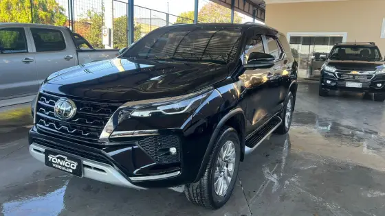 TOYOTA HILUX SW4 2.8 D-4D TURBO DIESEL SRX 7L 4X4 AUTOMÁTICO TOYOTA HILUX SW4 2.8 D-4D TURBO DIESEL SRX 7L 4X4 AUTOMÁTICO