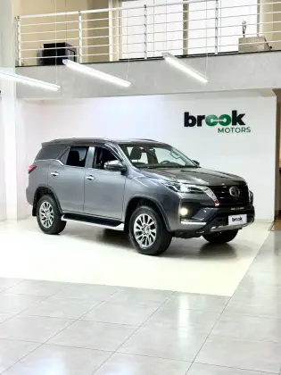 TOYOTA HILUX SW4 2.8 D-4D TURBO DIESEL SRX 7L 4X4 AUTOMÁTICO TOYOTA HILUX SW4 2.8 D-4D TURBO DIESEL SRX 7L 4X4 AUTOMÁTICO