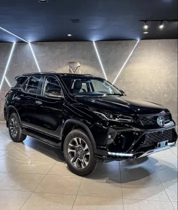 TOYOTA HILUX SW4 2.8 D-4D TURBO DIESEL SRX PLATINUM 7L 4X4 AUTOMÁTICO