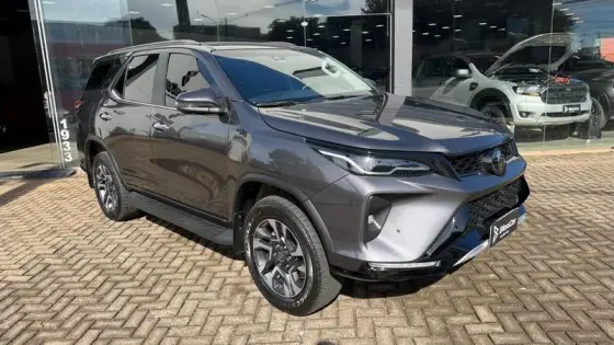 TOYOTA HILUX SW4 2.8 D-4D TURBO DIESEL SRX PLATINUM 7L 4X4 AUTOMÁTICO