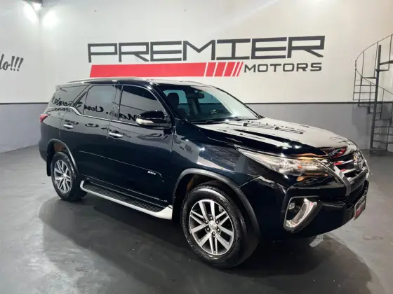 TOYOTA HILUX SW4 2.8 SRX 4X4 7 LUGARES 16V TURBO INTERCOOLER DIESEL 4P AUTOMÁTICO