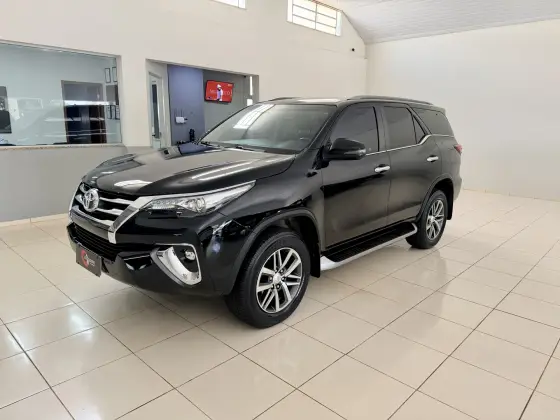 TOYOTA HILUX SW4 2.8 SRX 4X4 7 LUGARES 16V TURBO INTERCOOLER DIESEL 4P AUTOMÁTICO TOYOTA HILUX SW4 2.8 SRX 4X4 7 LUGARES 16V TURBO INTERCOOLER DIESEL 4P AUTOMÁTICO