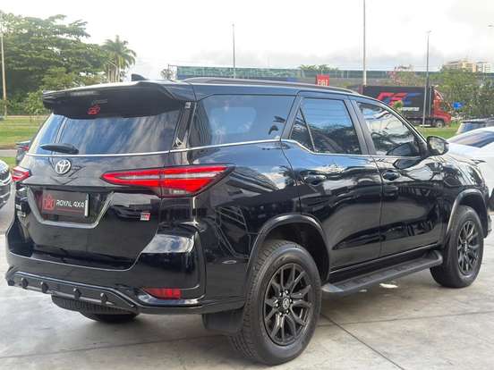 TOYOTA-HILUX SW4-2024