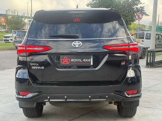 TOYOTA-HILUX SW4-2.8 D-4D TURBO DIESEL GR-S 7L 4X4 AUTOMÁTICO TOYOTA-HILUX SW4-2024