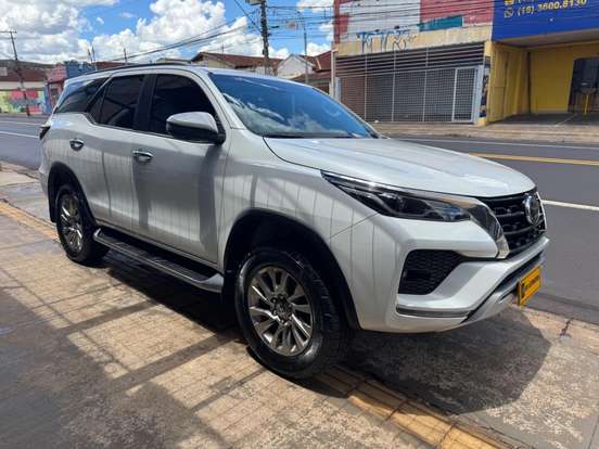 TOYOTA-HILUX SW4-2.8 D-4D TURBO DIESEL SRX 7L 4X4 AUTOMÁTICO TOYOTA-HILUX SW4-2023