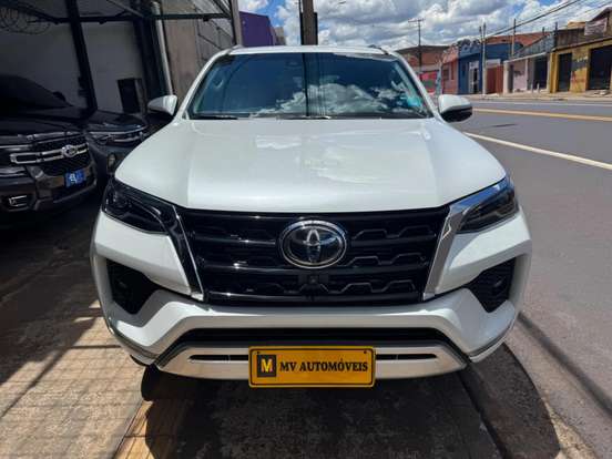 TOYOTA-HILUX SW4-2.8 D-4D TURBO DIESEL SRX 7L 4X4 AUTOMÁTICO TOYOTA-HILUX SW4-2023