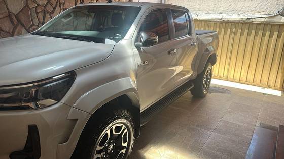 TOYOTA HILUX 2.8 D-4D TURBO DIESEL CD SRX PLUS 4X4 AUTOMÁTICO
